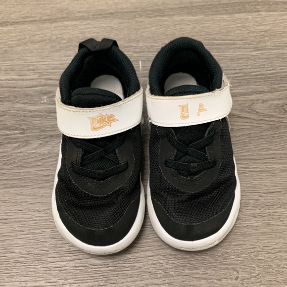 Nike boys team hustle D 10 sneakers - size 10C - Picture 2 of 8